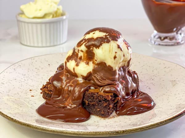 Brownie com sorvete e calda de chocolate