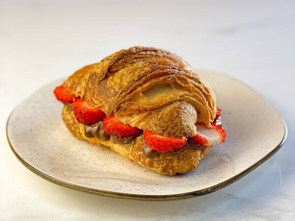 Croissant com Nutella e morango da Lollah