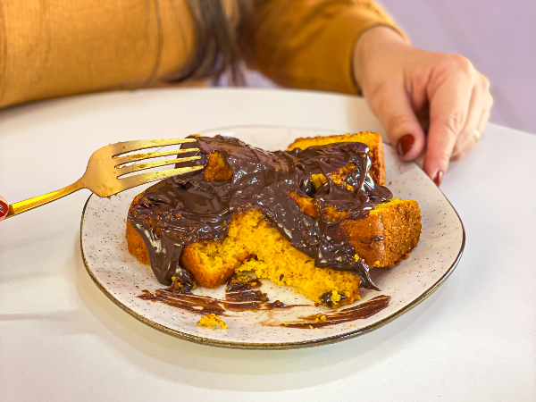 Fatia de bolo caseiro com cobertura de chocolate